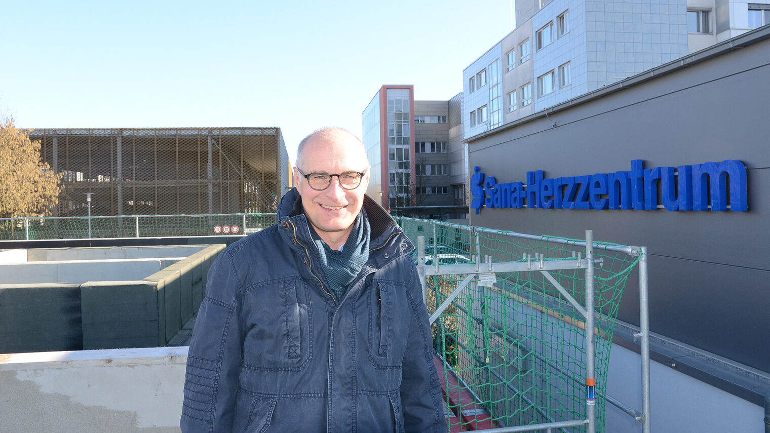 Bauunternehmer Matthias Schulz auf dem Dach Sana Herzzentrum