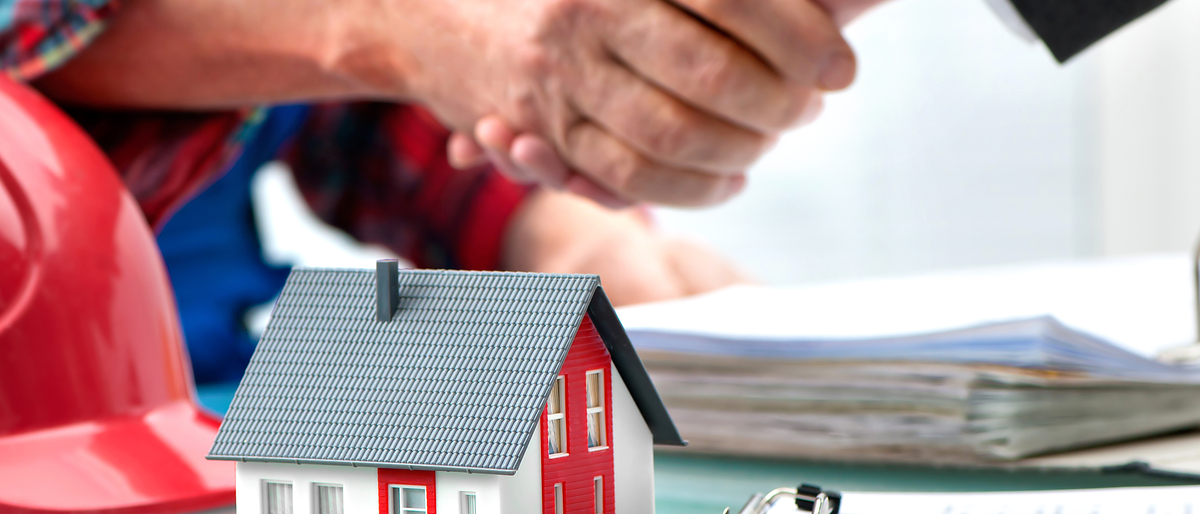Zwei Männer schütteln sich die Hand, bei der Erstellung eines Vertrages zur Gebäudeenergieberatung