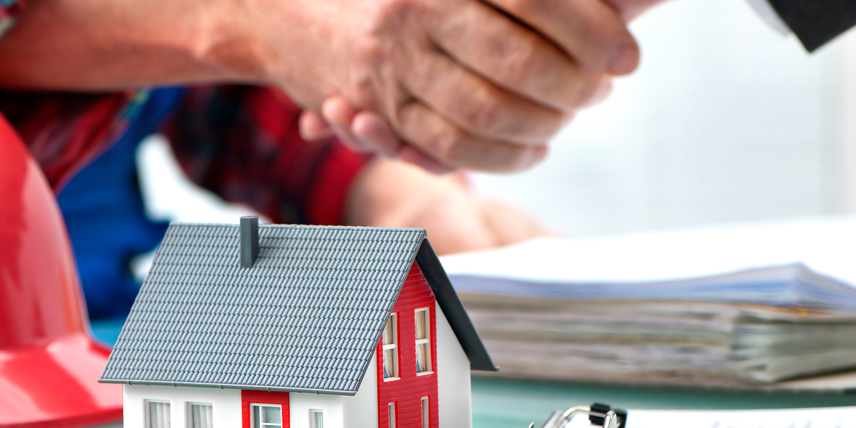 Zwei Männer schütteln sich die Hand, bei der Erstellung eines Vertrages zur Gebäudeenergieberatung