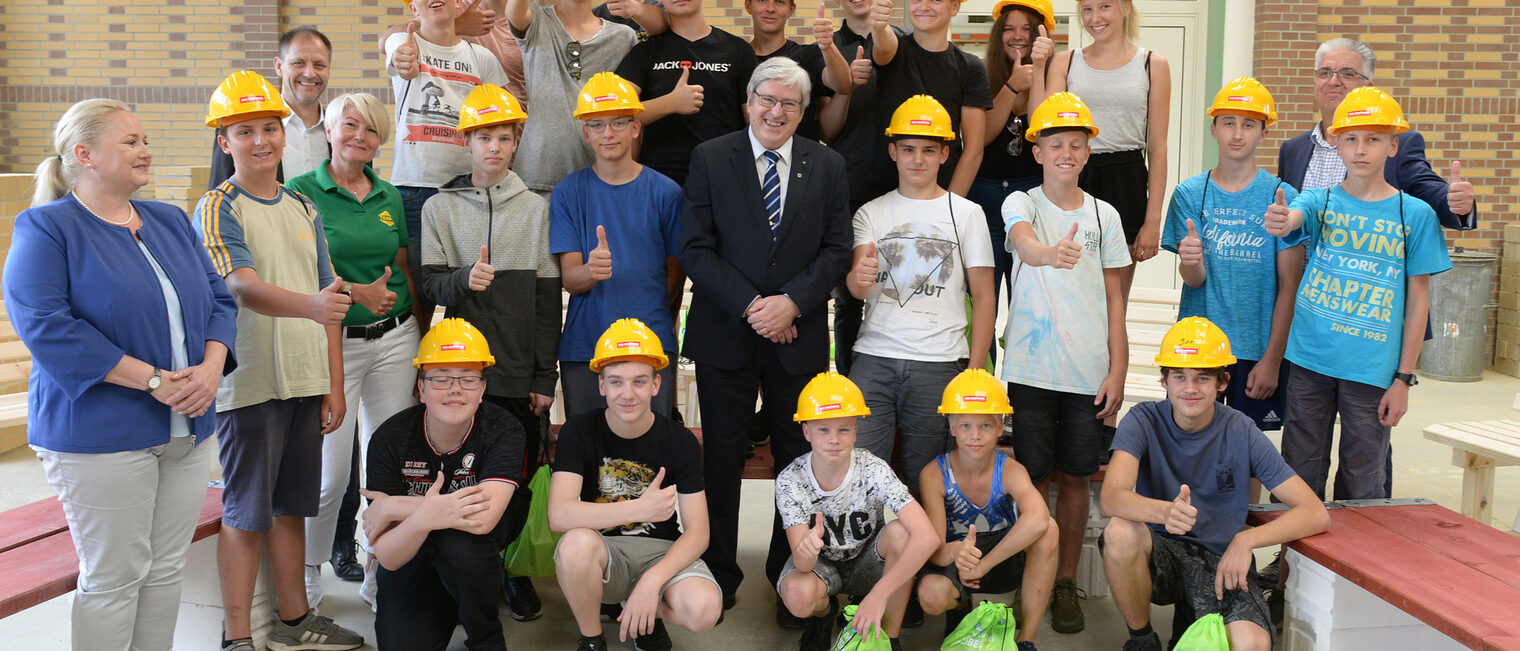 Mit einem Besuch von Brandenburgs Wirtschaftsminister Prof. Dr.-Ing. Jörg Steinbach ist heute das Bau-Sommercamp in Großräschen gestartet. Nach einem erfolgreichen Auftakt im vergangenen Jahr und regem Interesse an der Weiterführung bieten die Handwerkskammer Cottbus (HWK) und die Fachgemeinschaft Bau Berlin und Brandenburg 2019 gleich drei Feriencamps - zwei im Sommer und eins in den Herbstferien. 