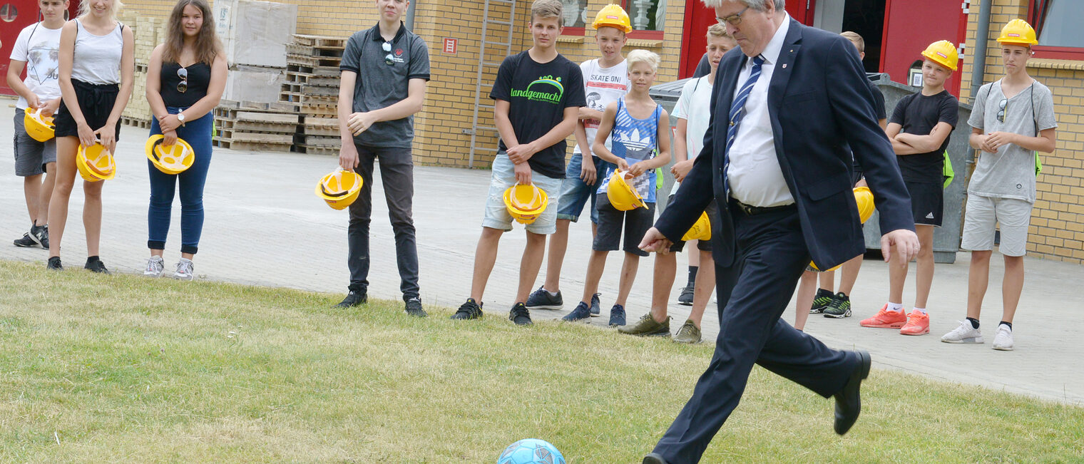 Gro&iquest;r&iquest;schen Lehrbauhof der Handwerkskammer Cottbus Wirtschaftsminister er&iquest;ffnet das Sommercamp 2019 HWK Cottbus und FG Bau setzen Ferienabenteuer f&iquest;r Jugendliche fort Das Bau-Abenteuer geht in eine neue Runde. Im Vorjahr hatten die Handwerkskammer Cottbus (HWK) und die Fachgemeinschaft Bau Berlin und Brandenburg erstmals ein Sommercamp organisiert. Das Interesse der Jugendlichen nach einer Weiterf&iquest;hrung war gro&iquest;. Deshalb gibt es in diesem Jahr insgesamt drei Camps: zwei in den Sommerferien und eins in den Herbstferien. Den Auftakt am 1. Juli begleitet Prof. Dr.-Ing. J&iquest;rg Steinbach, Minister f&iquest;r Wirtschaft und Energie des Landes Brandenburg, der die 24 M&iquest;dchen und Jungen kennenlernen m&iquest;chte.