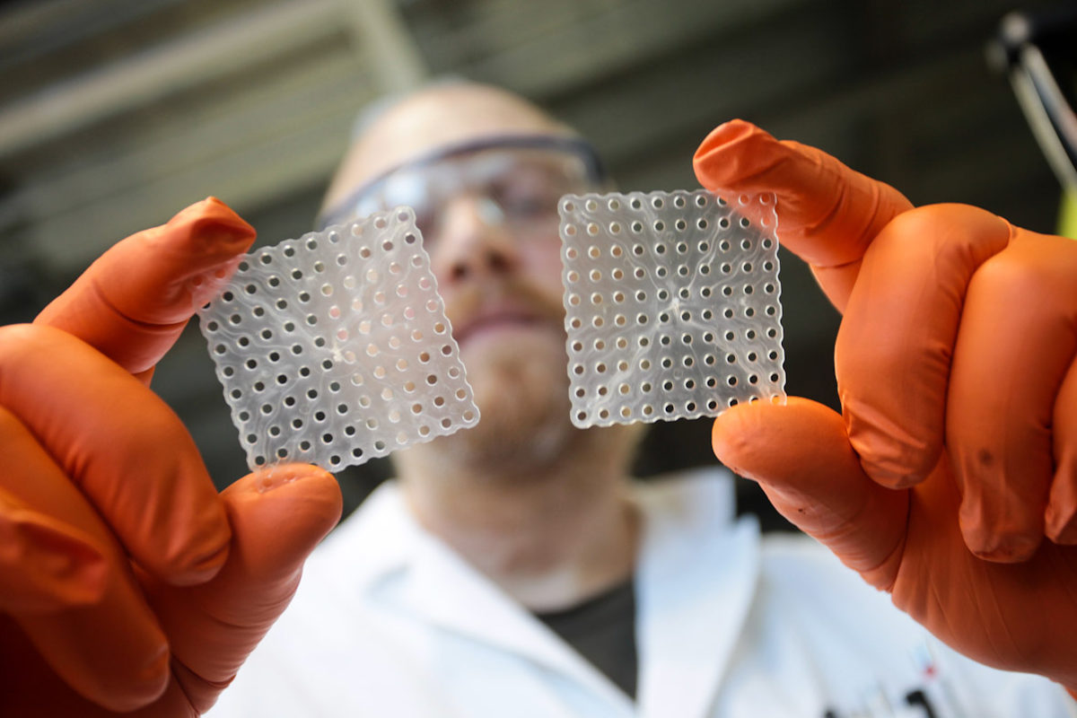 Bilderpool: Fraunhofer-Institut für Angewandte Polymerforschung (IAP) Schlagwort(e): Potsdam Golm, Forschung, Laborant, Nahaufnahme, Handschuhe orange, Gitterplättchen