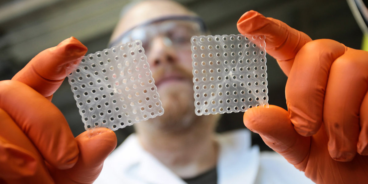 Bilderpool: Fraunhofer-Institut für Angewandte Polymerforschung (IAP) Schlagwort(e): Potsdam Golm, Forschung, Laborant, Nahaufnahme, Handschuhe orange, Gitterplättchen