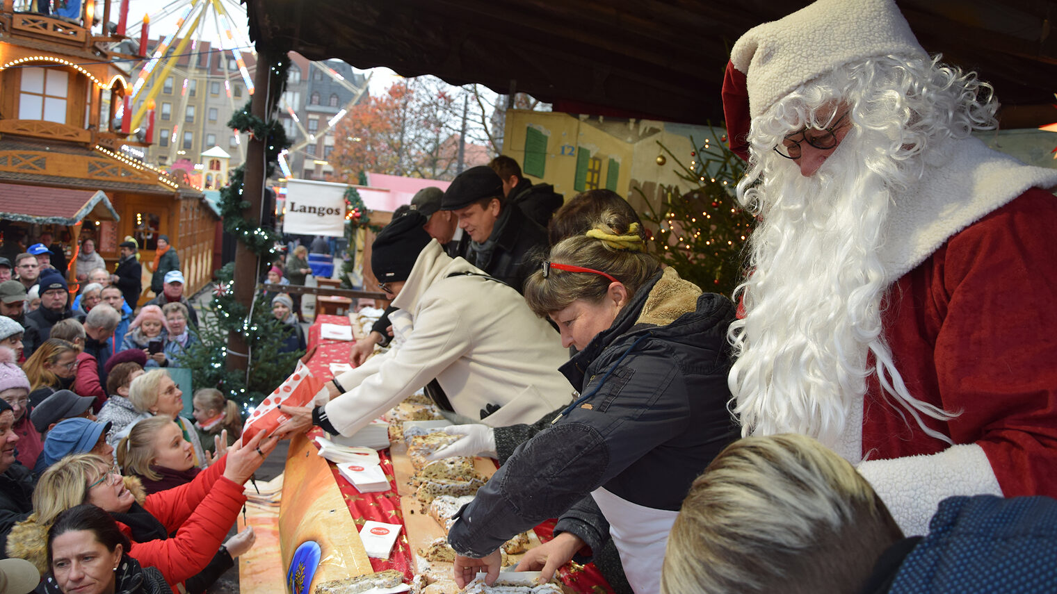 Stollenanschnitt Weihnachtsmarkt Cottbus