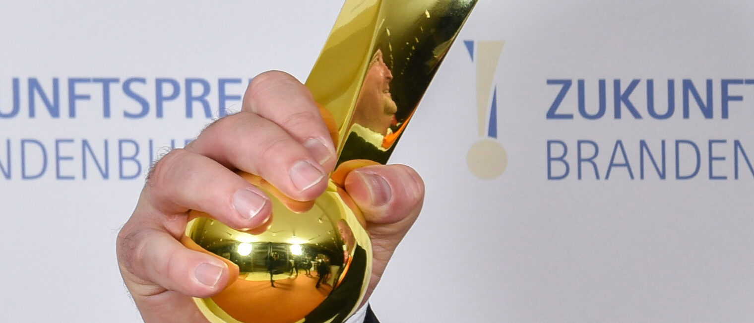 Zukunftspreis 2020 Hand mit Stele