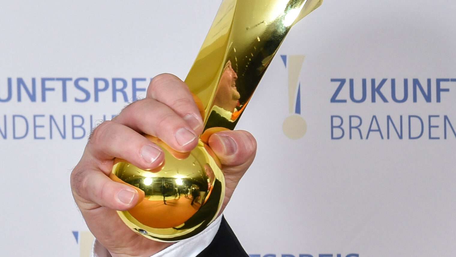 Zukunftspreis 2020 Hand mit Stele 