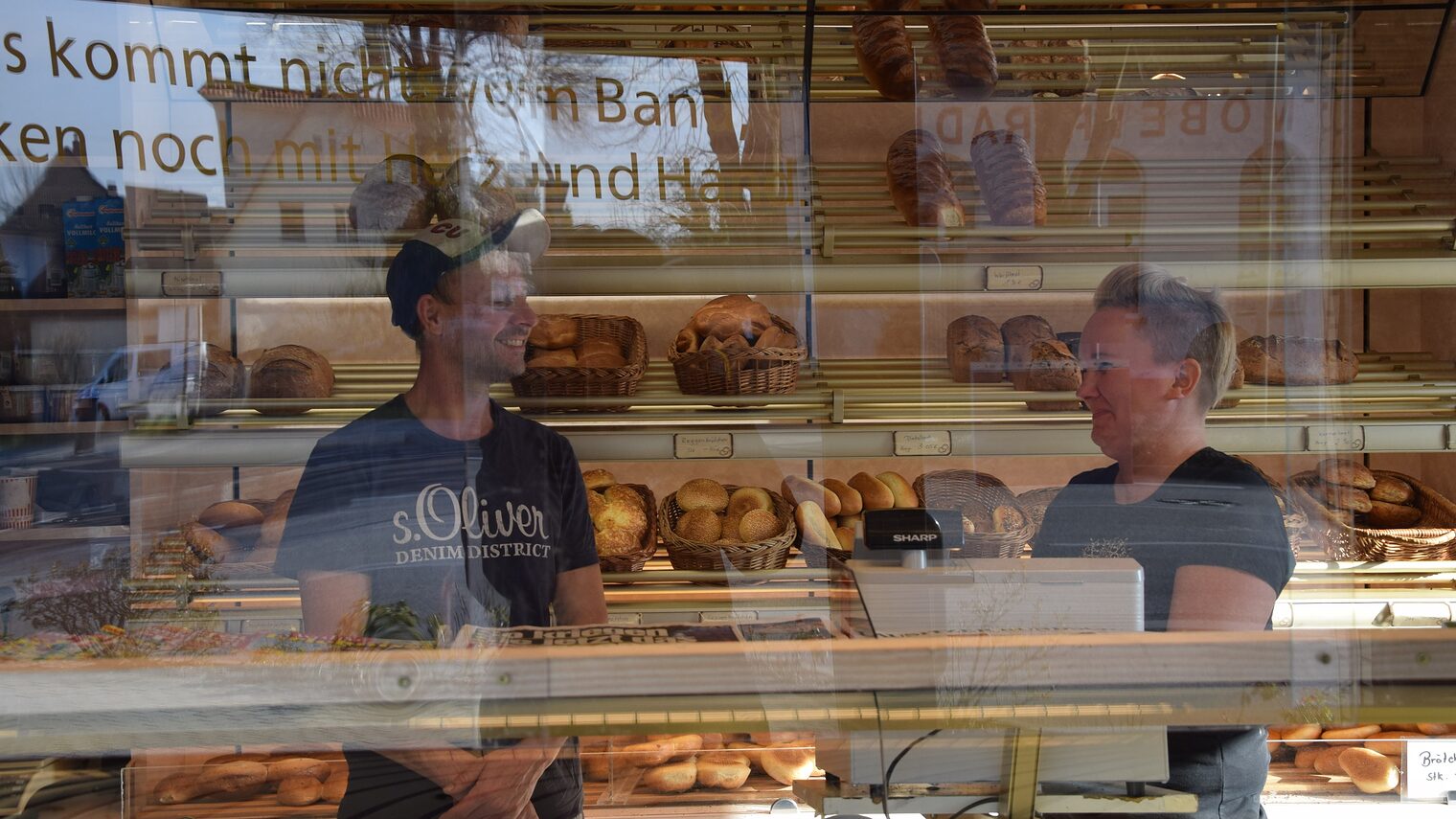 Hinter_Plexiglas Bäckerei Kschiwan