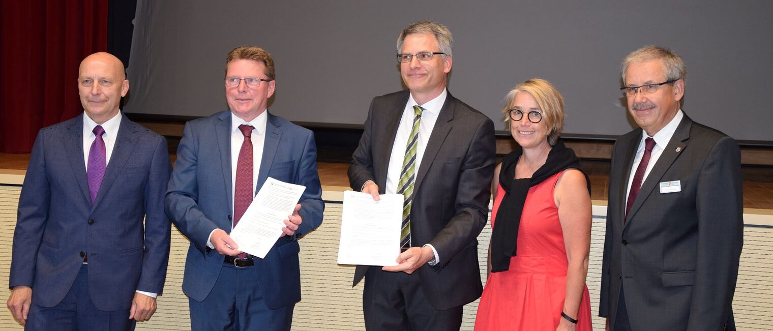 Unterzeichnung der Kooperationsvereinbarung v.l.n.r. Peter Kopf, Präsident der IHK Cottbus, Heiko Jahn, Geschäftsführer WRL GmbH, Prof. Dr. Hans Rüdiger Lange, Geschäftsführer iRL GmbH, Prof. Christiane Hipp, amt. Präsidentin BTU Cottbus-Senftenberg und Harald Altekrüger, Landrat des Landkreises Spree-Neiße, Sprecher WRL GmbH Unterzeichnung der Kooperationsvereinbarung v.l.n.r. Peter Kopf, Präsident der IHK Cottbus, Heiko Jahn, Geschäftsführer WRL GmbH, Prof. Dr. Hans Rüdiger Lange, Geschäftsführer iRL GmbH, Prof. Christiane Hipp, amt. Präsidentin BTU Cottbus-Senftenberg und Harald Altekrüger, Landrat des Landkreises Spree-Neiße, Sprecher WRL GmbH