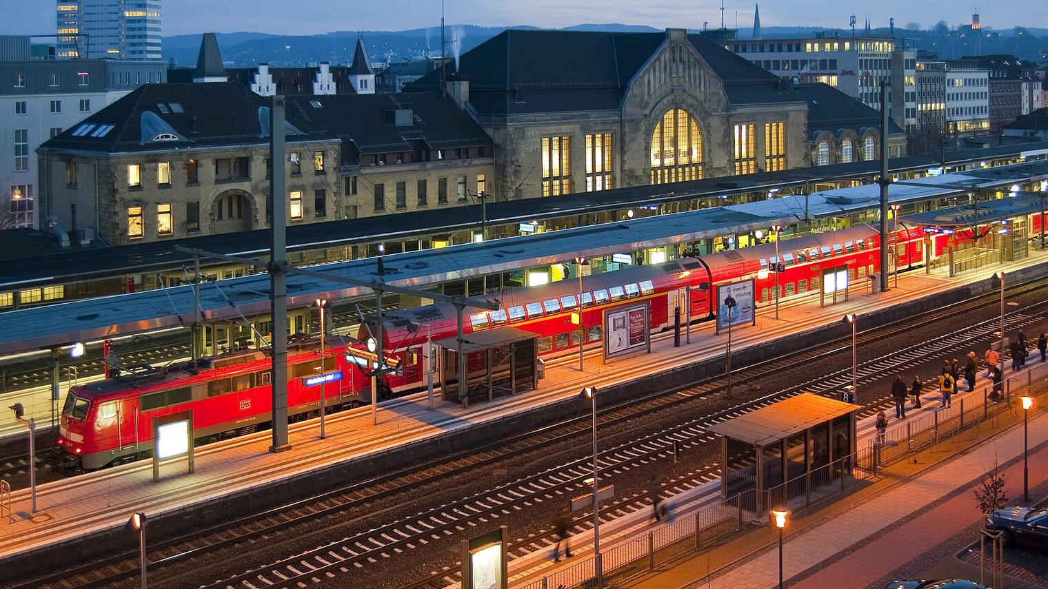 Bielefeld Hbf in der Abenddämmerung