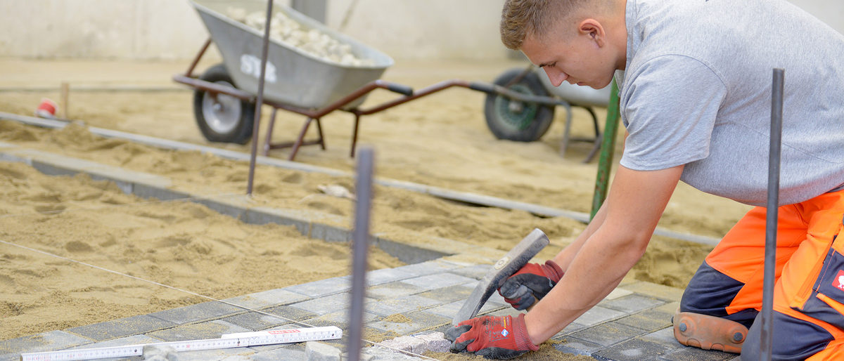 Großräschen Lehrbauhof der HWK Cottbus Leistungswettbewerb im Bauhandwerk für junge Handwerksprofis Toni Wunderlich (Straßenbauer) Landessieger Straßenbauer Toni Wunderlich