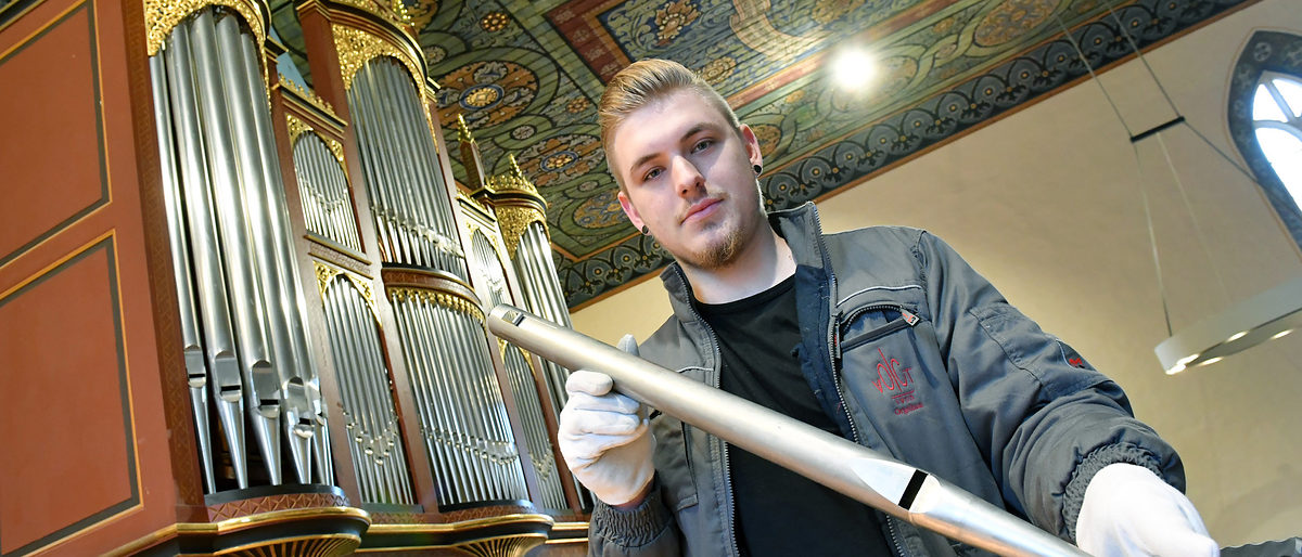 Bundessieger im Leistungswettbewerb des Deutschen Handwerks Damian Schütze (23) beim Mitteldeutschen Orgelbau A. Voigt GmbH - Bundessieger im Leistungswettbewerb des Deutschen Handwerks Damian Schütze (23) beim Mitteldeutschen Orgelbau A. Voigt GmbH - Schlagwort(e): Dr. Markus Voigt Orgelbau Bad Liebenwerda, Bundessieger im Leistungswettbewerb des Deutschen Handwerks Dami
