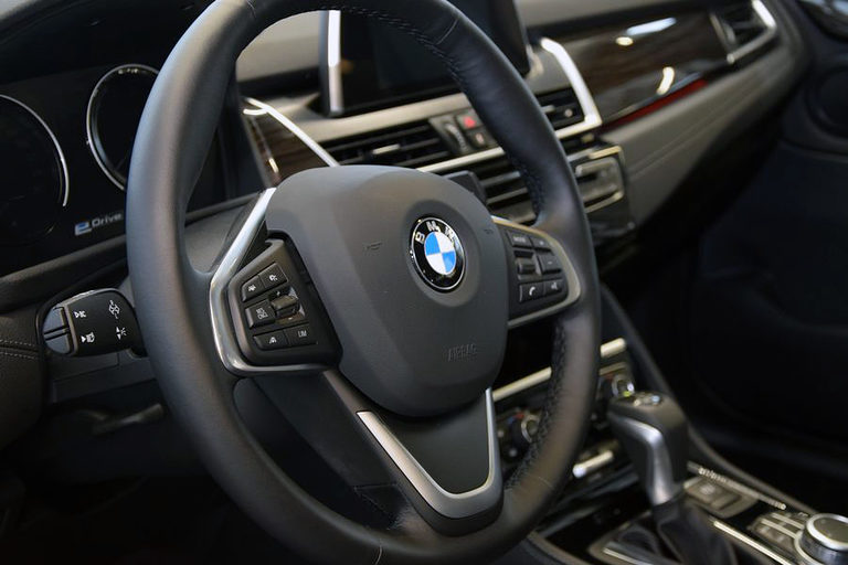 Symbolische Übergabe BMW an Handwerkskammer