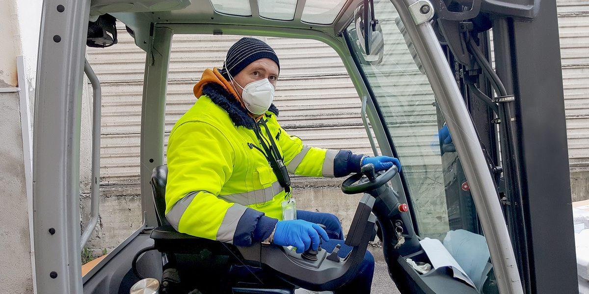 Corona Symbolfoto Arbeit und Maske