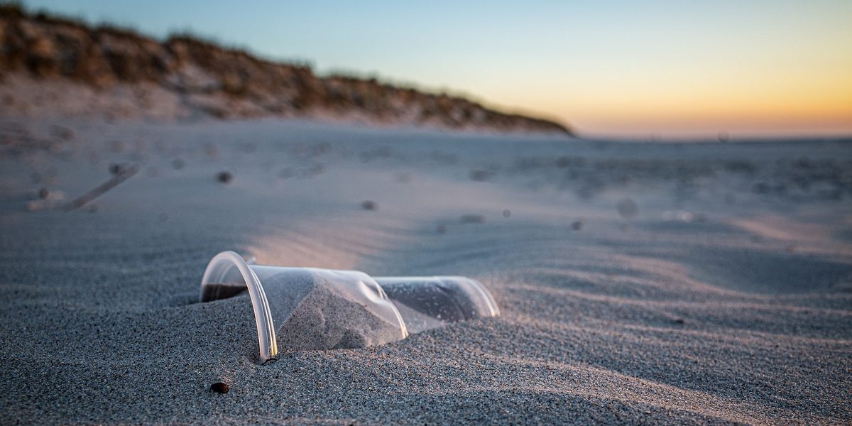 Kunststoffbecher am Strand