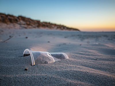 Kunststoffbecher am Strand