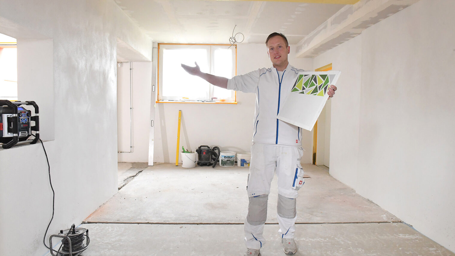 Malermeister Sebastian Bischof (29) vor Beginn eines neuen Projektes in der Grundschule Gröden - Schlagwort(e): Malermeister Sebastian Bischof (29) vor Beginn eines neuen Proje