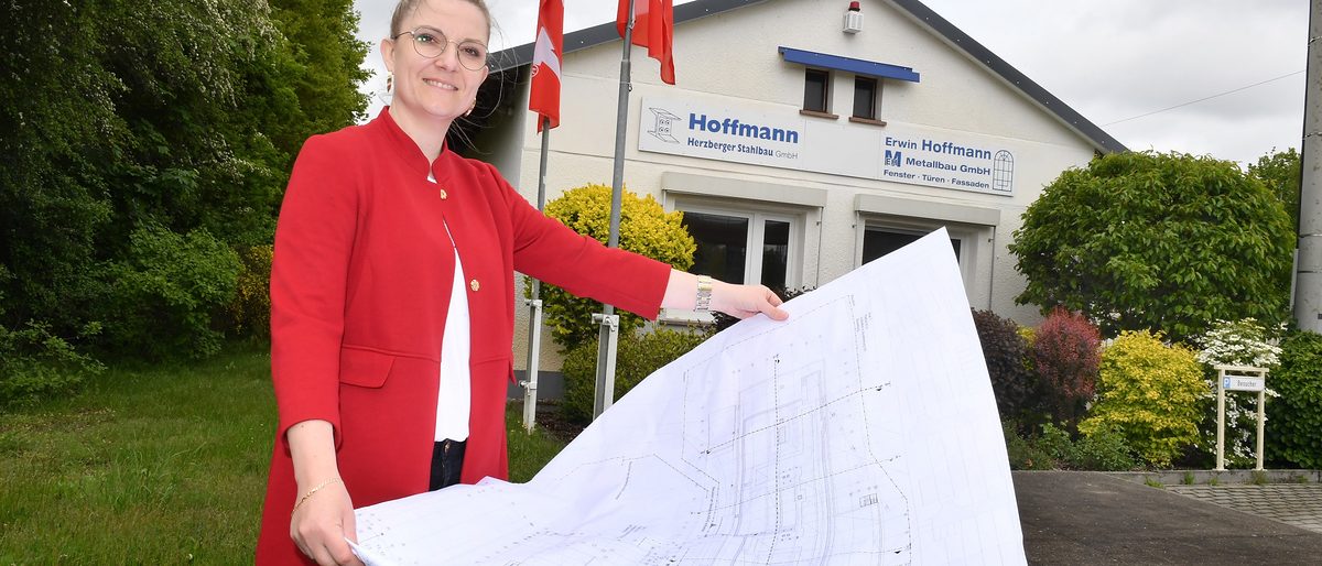 Janin Schneider ist Geschäftsführerin der Hoffmann Herzberger Stahlbau GmbH und der Metallbau Hoffmann GmbH Herzberger Stahlbau und Metallbau Hoffmann GmbH - Die Frau mit roter Jacke ist die Gesch¿ftsf¿hrerin Dipl.- Ing. Janin Schneider (42) Schlagwort(e): Herzberger Stahlbau und Metallb, Hoffmann Herzberger Stahlbau Gm