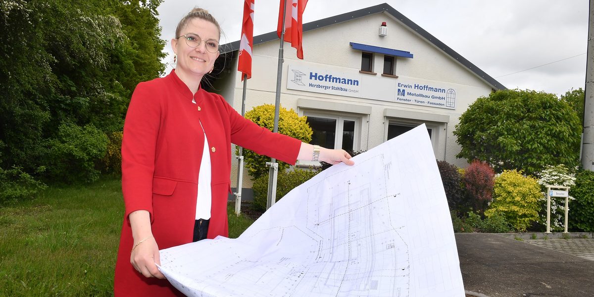 Janin Schneider ist Geschäftsführerin der Hoffmann Herzberger Stahlbau GmbH und der Metallbau Hoffmann GmbH Herzberger Stahlbau und Metallbau Hoffmann GmbH - Die Frau mit roter Jacke ist die Gesch¿ftsf¿hrerin Dipl.- Ing. Janin Schneider (42) Schlagwort(e): Herzberger Stahlbau und Metallb, Hoffmann Herzberger Stahlbau Gm
