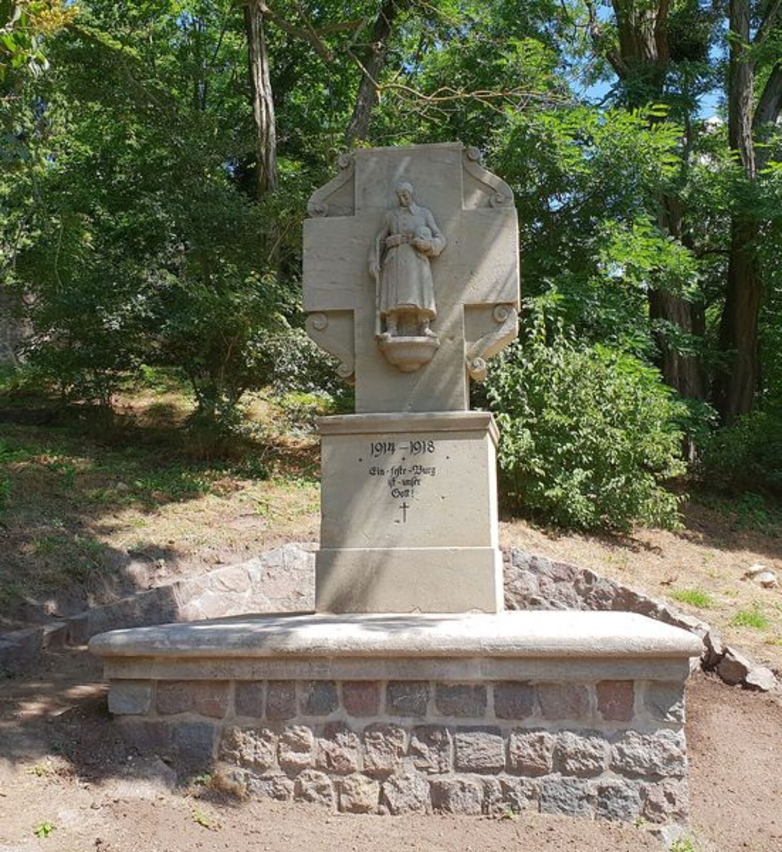 Soldatendenkmal Niederfinow Schlagwort(e): Steinmetzarbeit, Soldatendenkmal Niederfinow