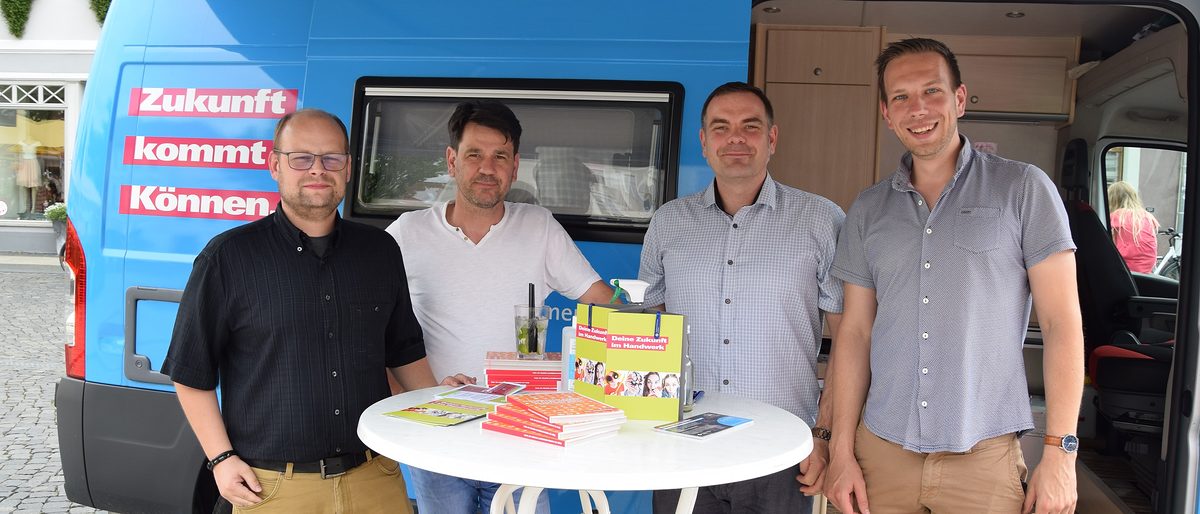 HWK-Ausbildungsberater mit Kammermobil