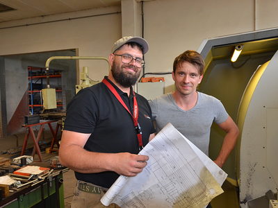 Die beiden Metallbauermeister Mario Jurisch und Maik Zubiks (v.l.n.r.) engagieren sich für die Zukunft der Branche.
Fotonachweis: HWK Cottbus