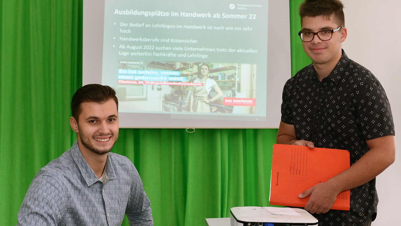 Senftenberg Dr.-Otto-Rindt-Oberschule Die beiden Schüler Max Rohloff (r.) und Eron Fazliu (l.) vom OSZ Lausitz stellen Schülern der Dr.-Otto-Rindt-Oberschule Berufe vor, um sie für das Handwerk zu begeistern. Mit VR-Brillen für 360 Grad Filme und Schweißsimulatoren machen sie Handwerk im Klassenzimmer erlebbar. Schlagwort(e): Max Rohloff und Eron Fazliu vom OSZ Lausitz werben für das Hand